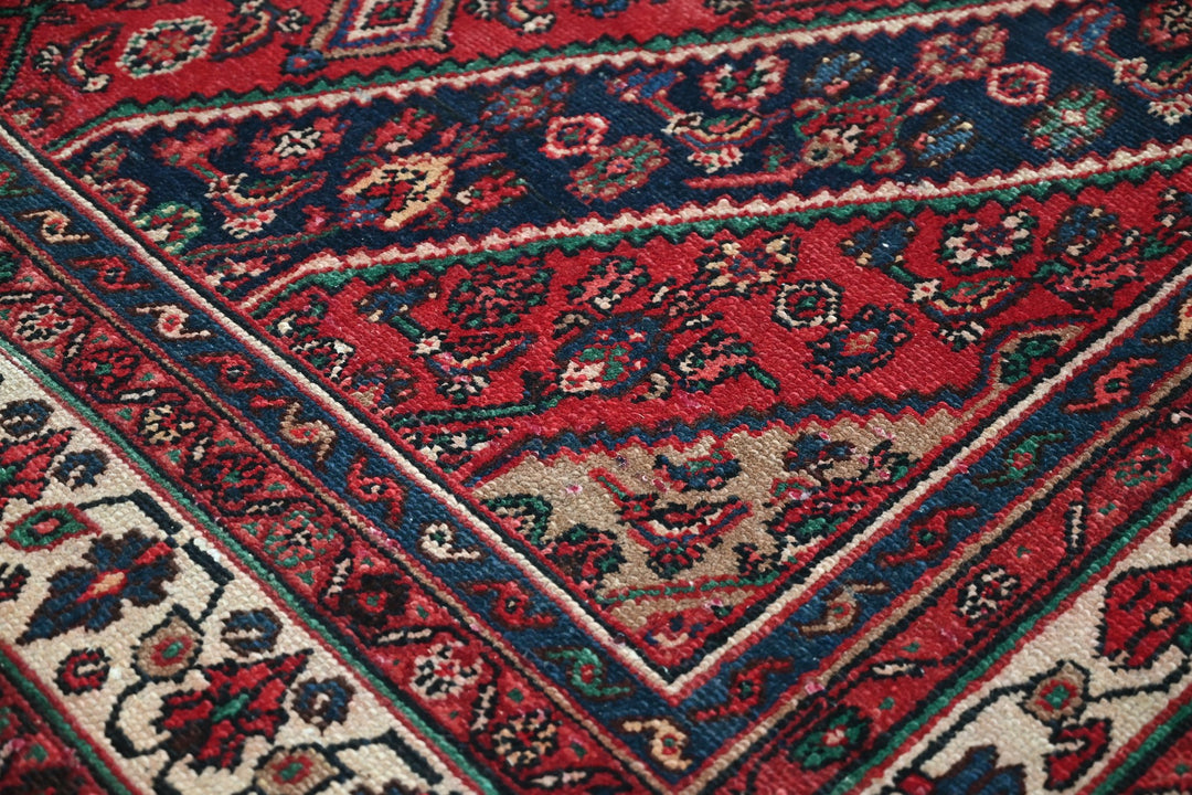 red Large rug 6' 11" x 9' 3"