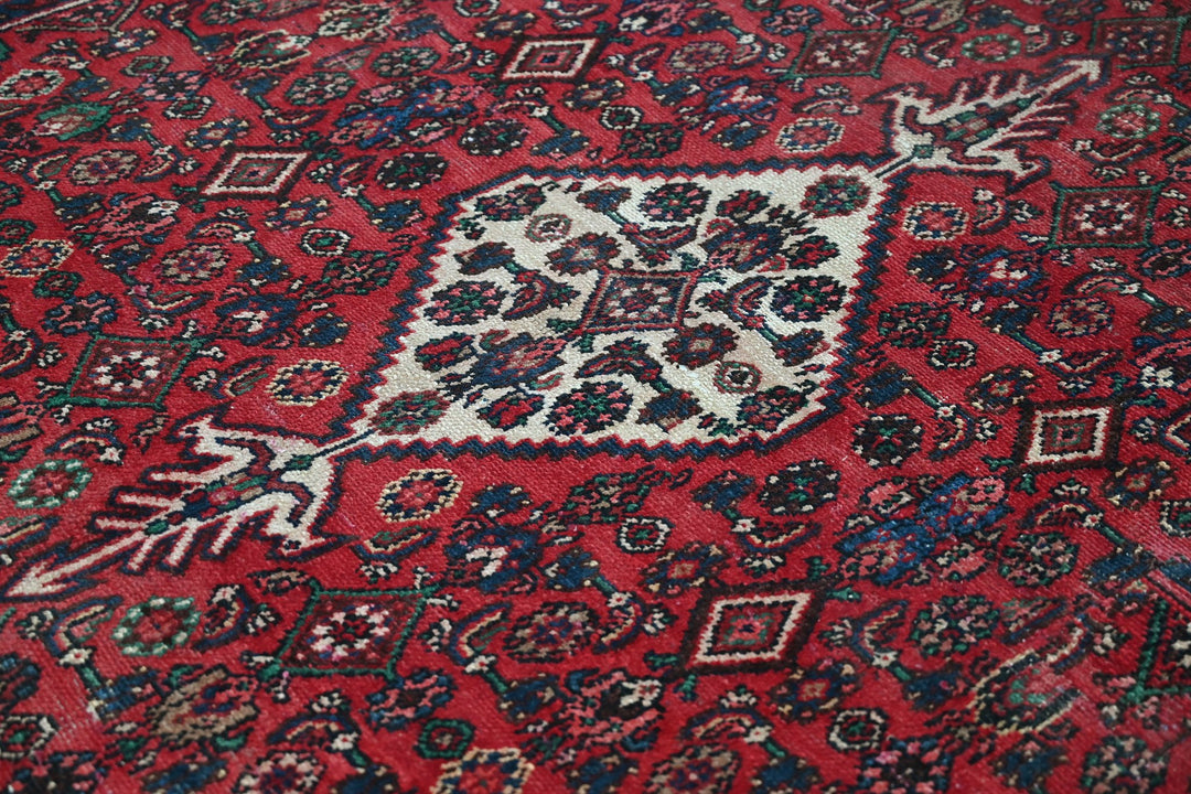 red Large rug 6' 11" x 9' 3"