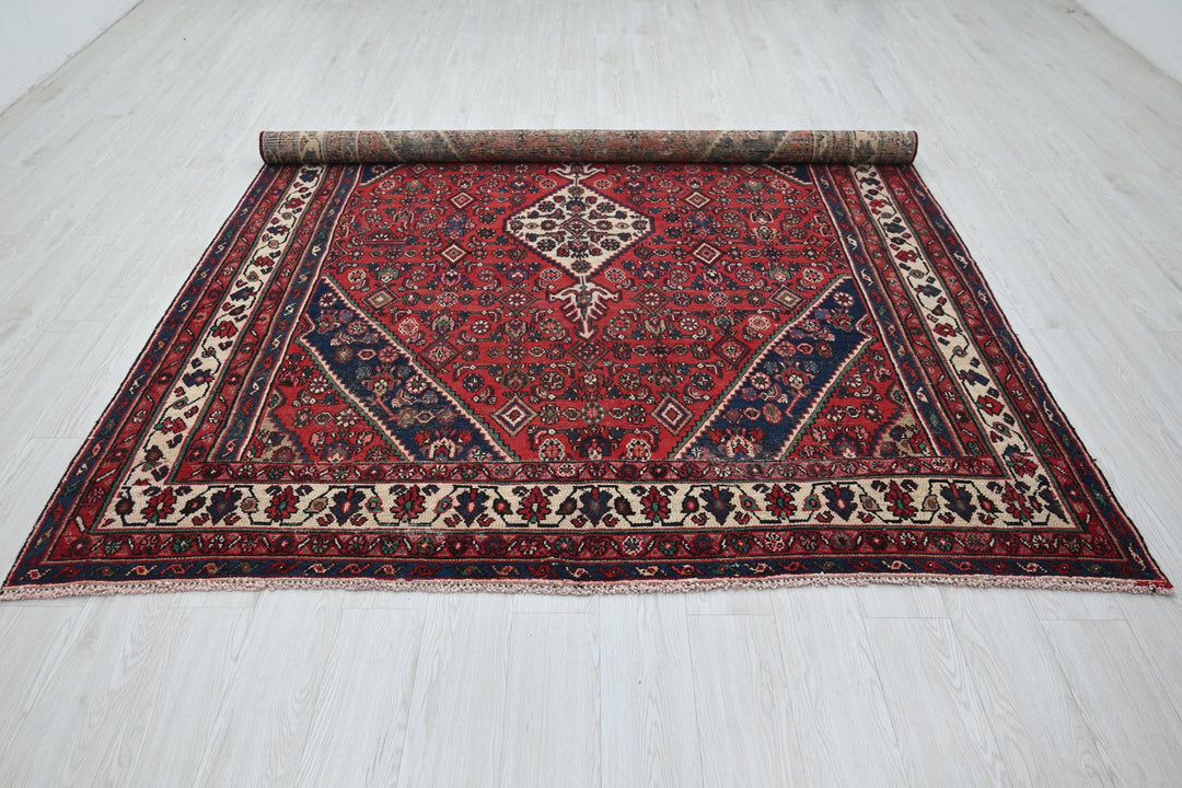 red Large rug 6' 11" x 9' 3"