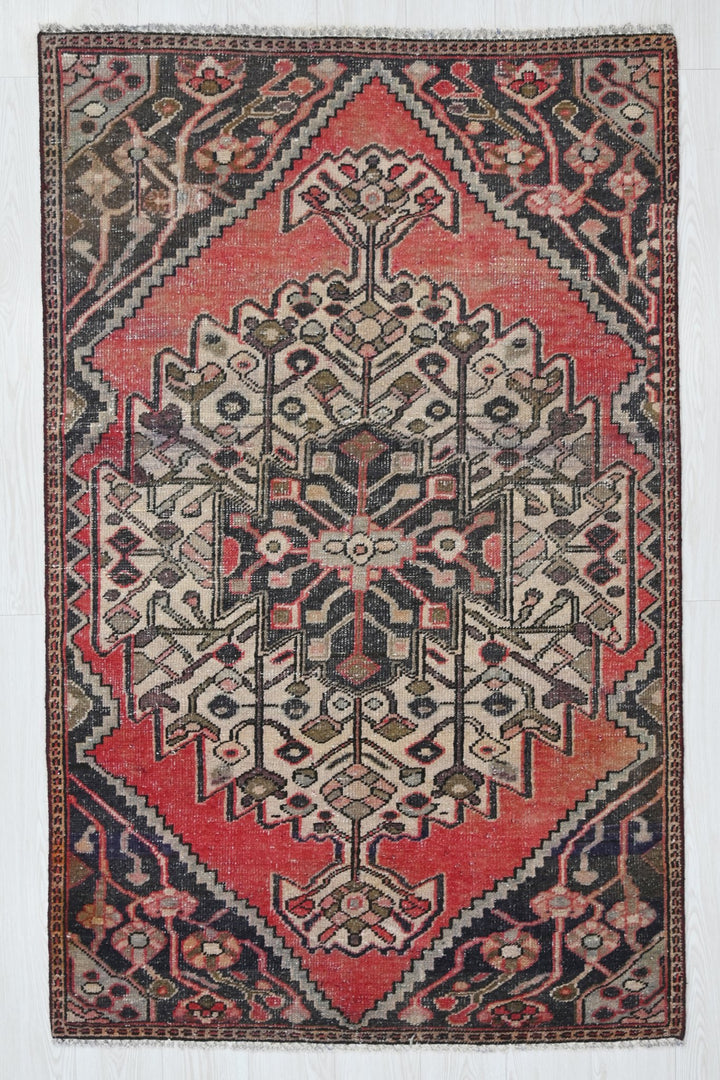 red Accent rug 3' 7" x 5' 8"