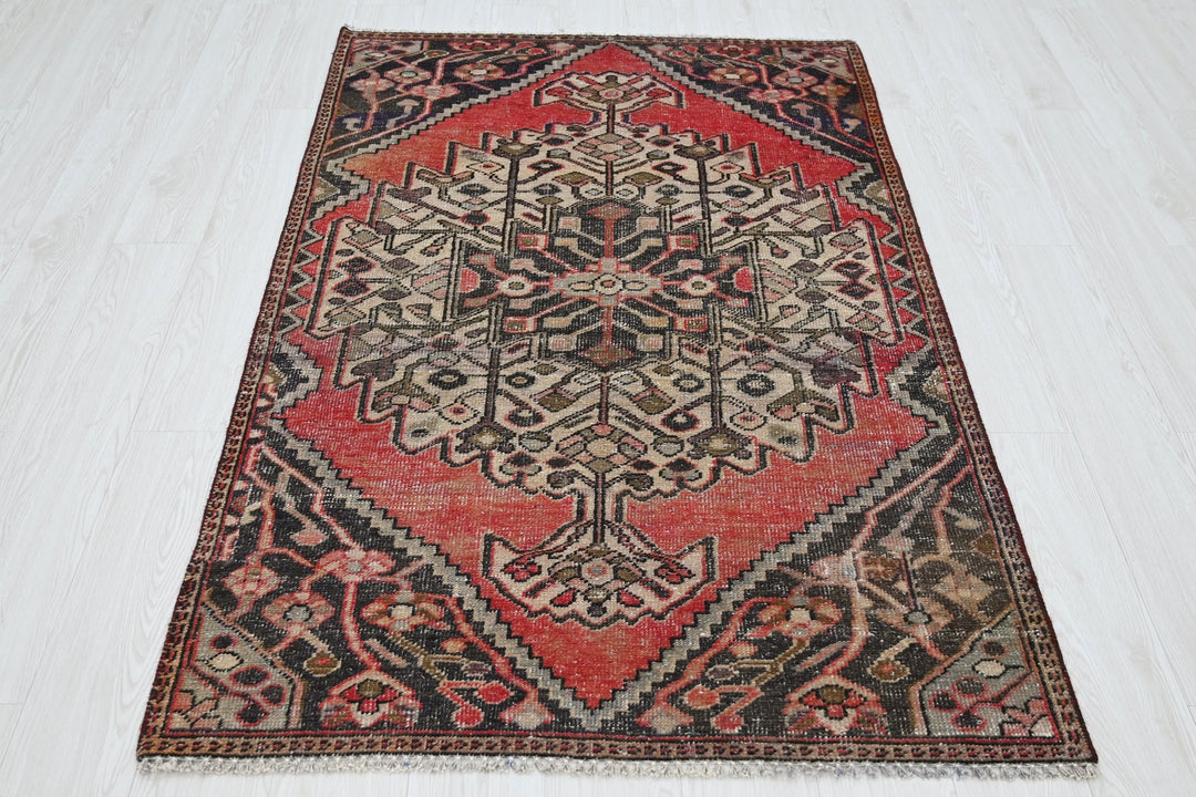 red Accent rug 3' 7" x 5' 8"