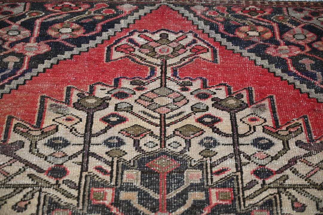 red Accent rug 3' 7" x 5' 8"