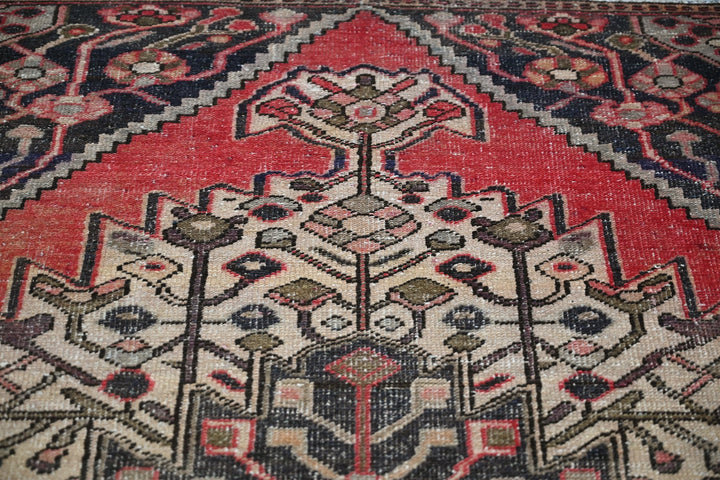 red Accent rug 3' 7" x 5' 8"
