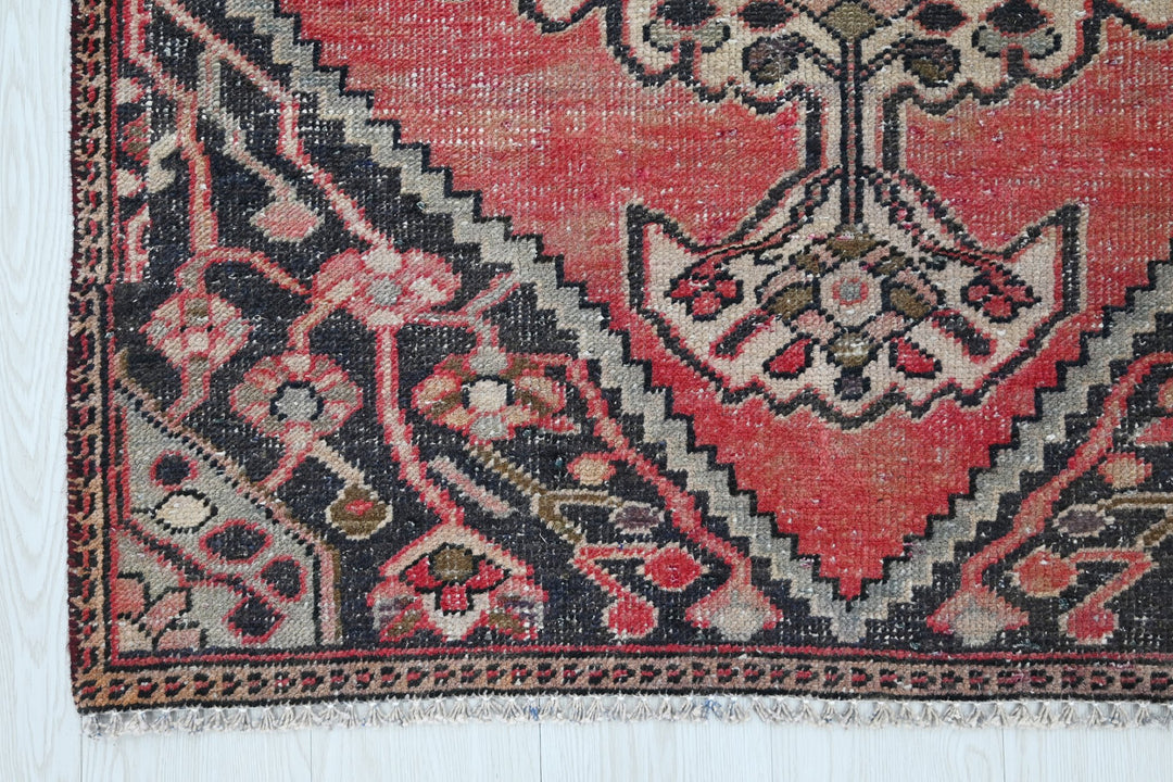 red Accent rug 3' 7" x 5' 8"