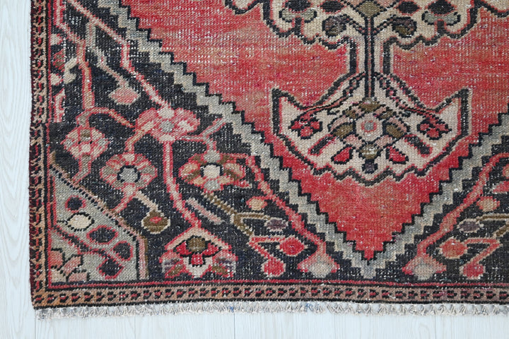 red Accent rug 3' 7" x 5' 8"