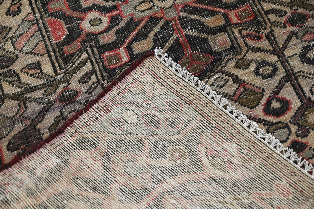 red Accent rug 3' 7" x 5' 8"