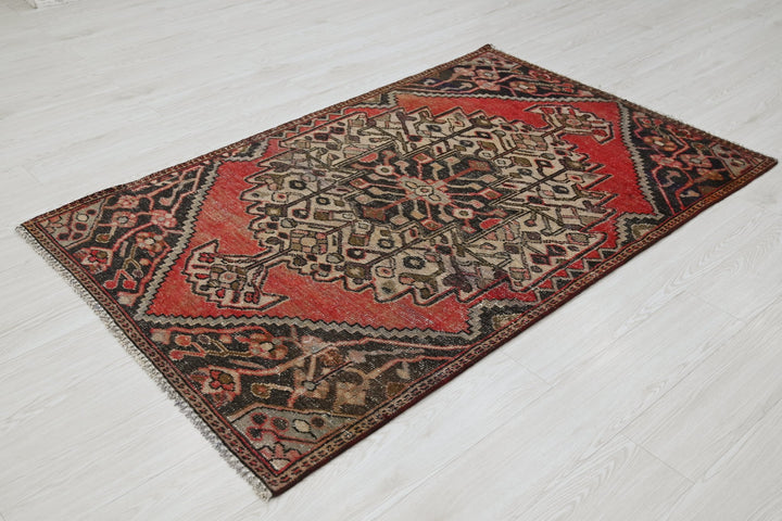 red Accent rug 3' 7" x 5' 8"