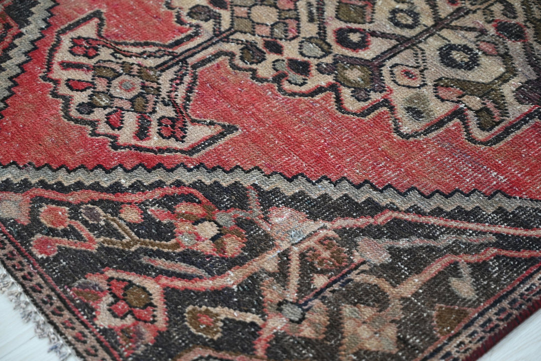 red Accent rug 3' 7" x 5' 8"