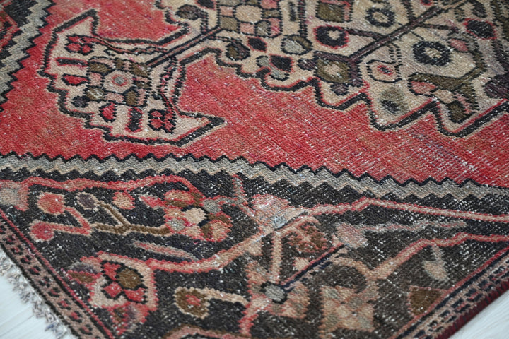 red Accent rug 3' 7" x 5' 8"