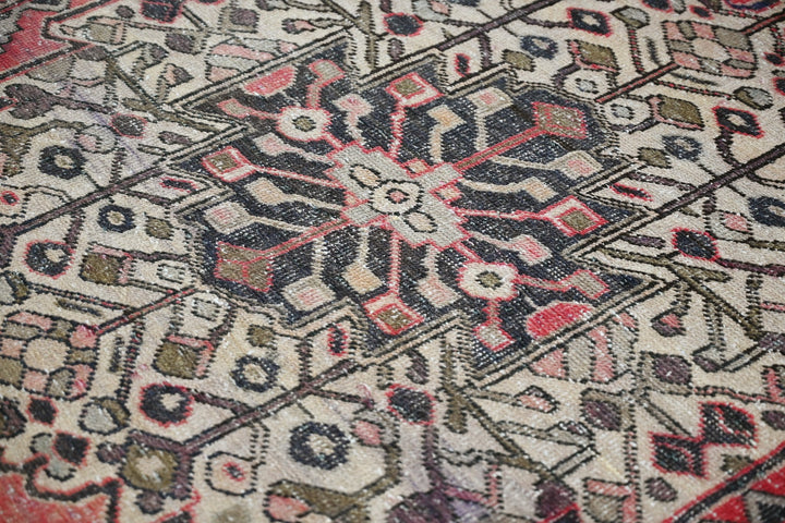 red Accent rug 3' 7" x 5' 8"