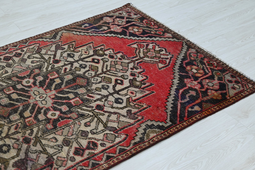 red Accent rug 3' 7" x 5' 8"