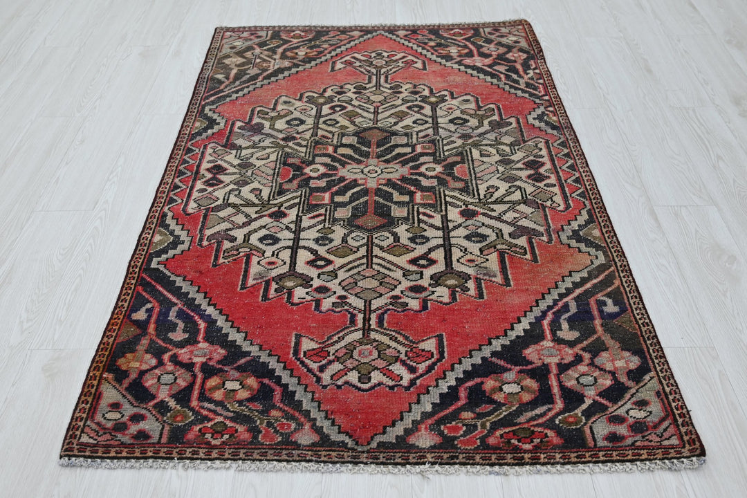 red Accent rug 3' 7" x 5' 8"