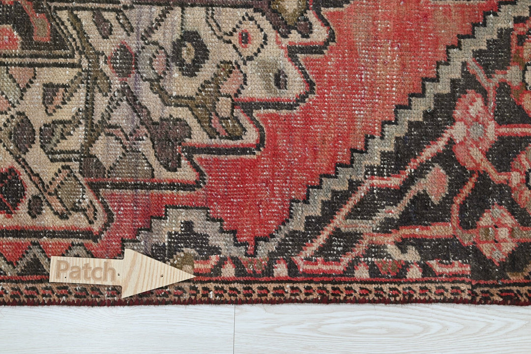 red Accent rug 3' 7" x 5' 8"