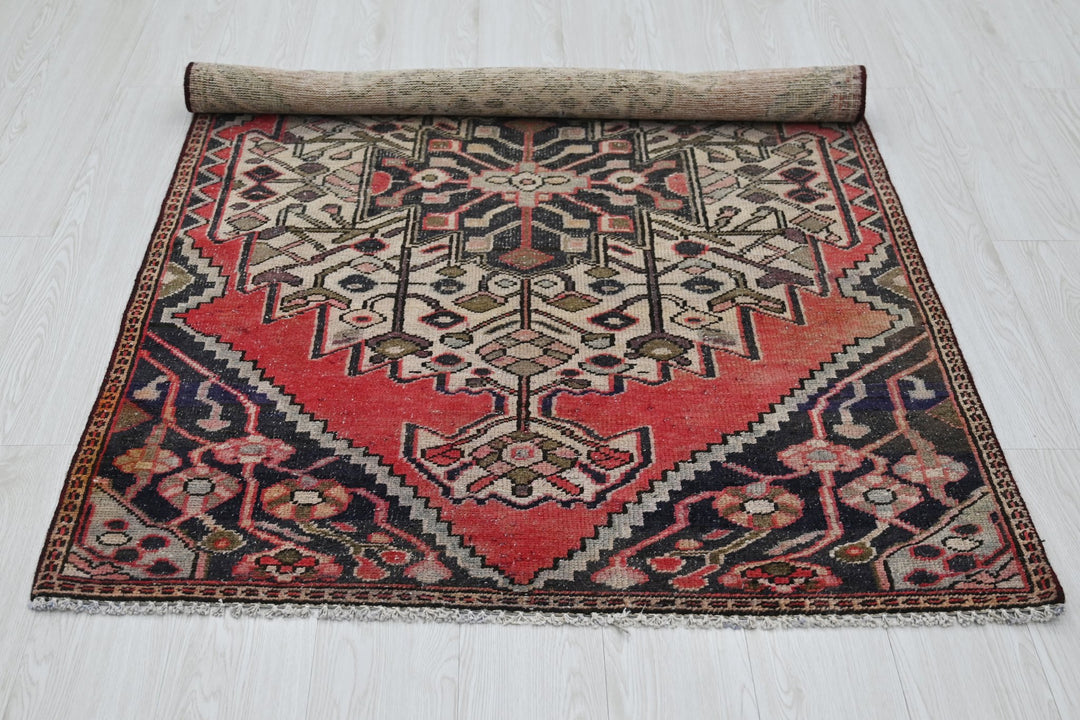 red Accent rug 3' 7" x 5' 8"