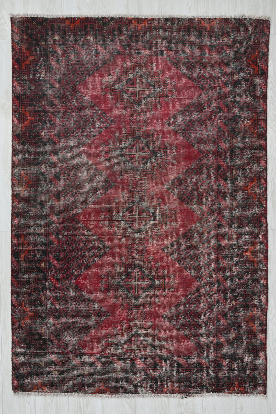 red Accent rug 3' 9" x 5' 10"