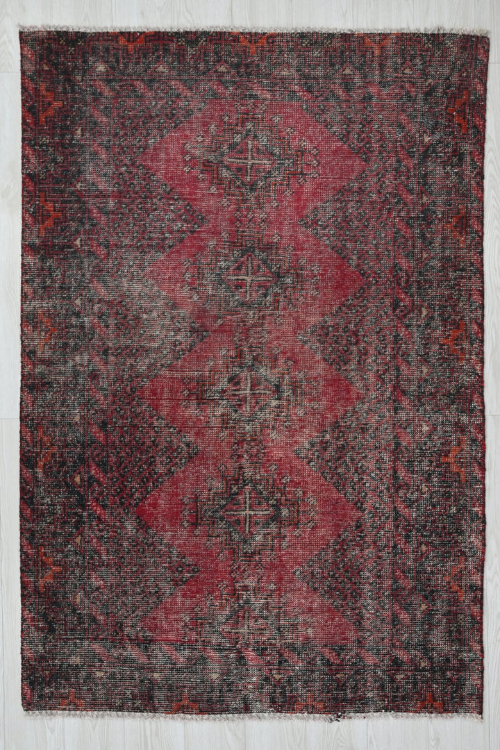 red Accent rug 3' 9" x 5' 10"