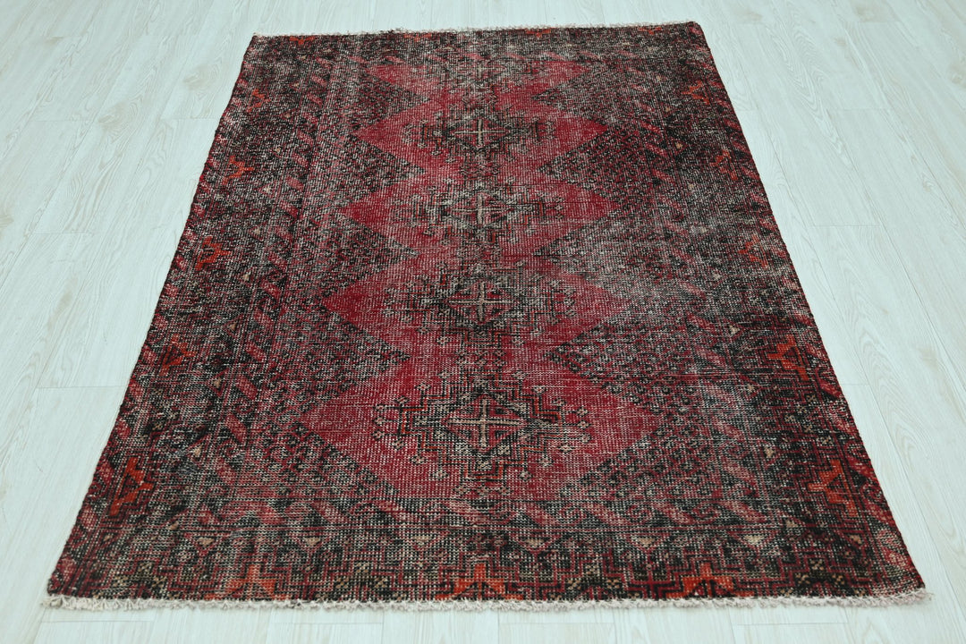 red Accent rug 3' 9" x 5' 10"