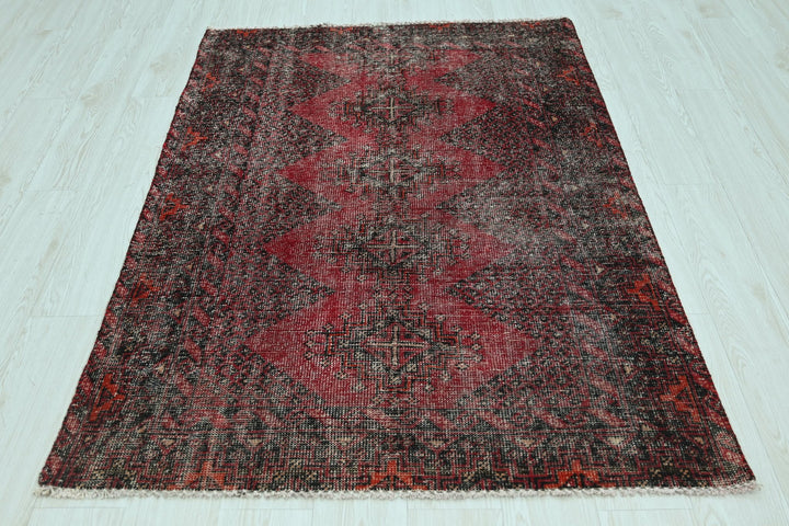 red Accent rug 3' 9" x 5' 10"