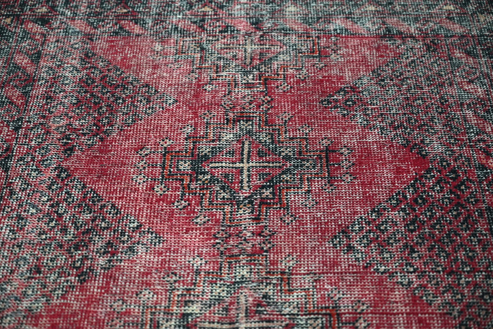 red Accent rug 3' 9" x 5' 10"