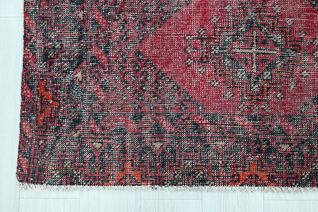 red Accent rug 3' 9" x 5' 10"