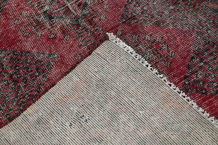 red Accent rug 3' 9" x 5' 10"