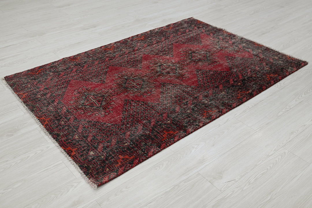 red Accent rug 3' 9" x 5' 10"