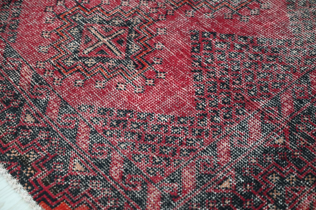 red Accent rug 3' 9" x 5' 10"