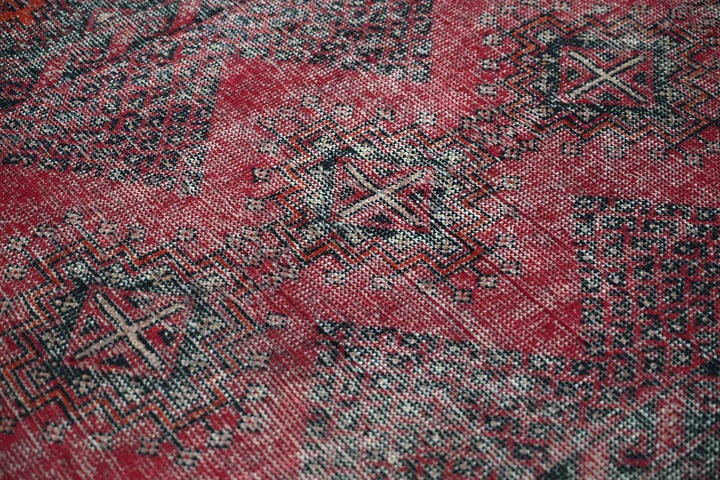 red Accent rug 3' 9" x 5' 10"