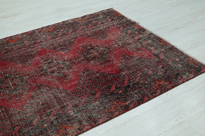 red Accent rug 3' 9" x 5' 10"