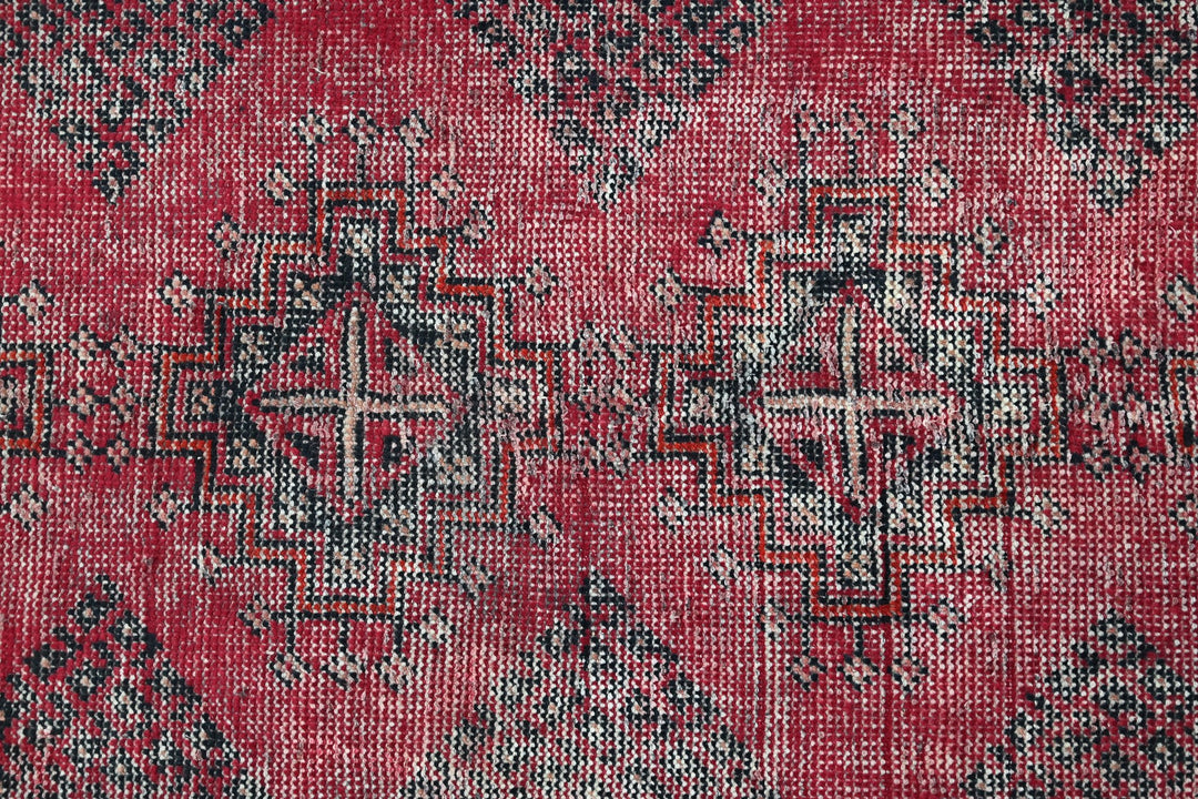 red Accent rug 3' 9" x 5' 10"