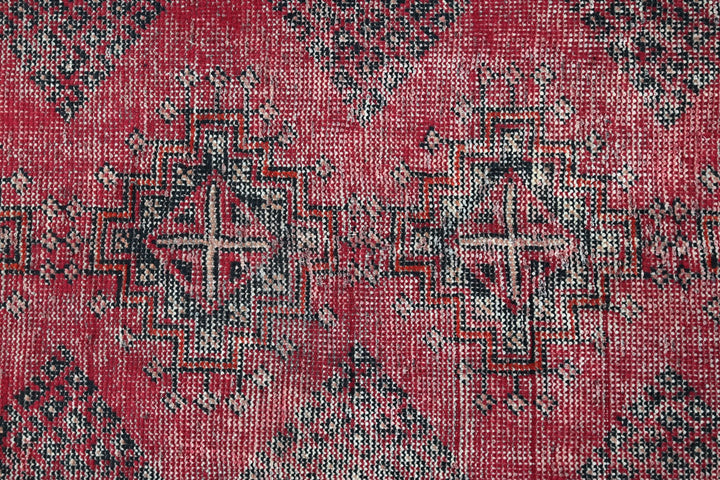 red Accent rug 3' 9" x 5' 10"
