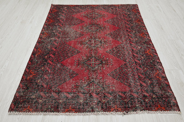red Accent rug 3' 9" x 5' 10"