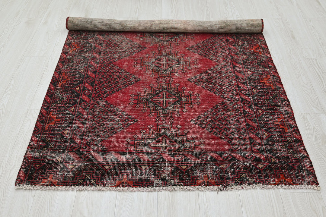 red Accent rug 3' 9" x 5' 10"