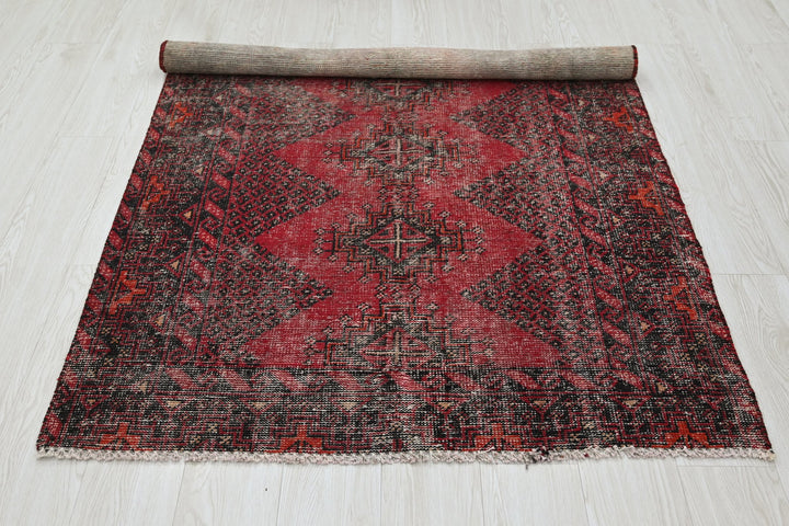 red Accent rug 3' 9" x 5' 10"