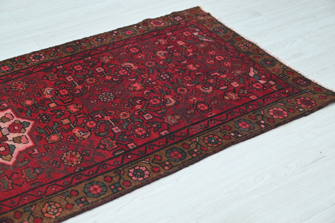 red Runner rug 2' 11" x 8' 2"