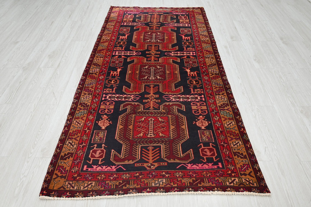 black Medium rug 3' 10" x 7' 10"
