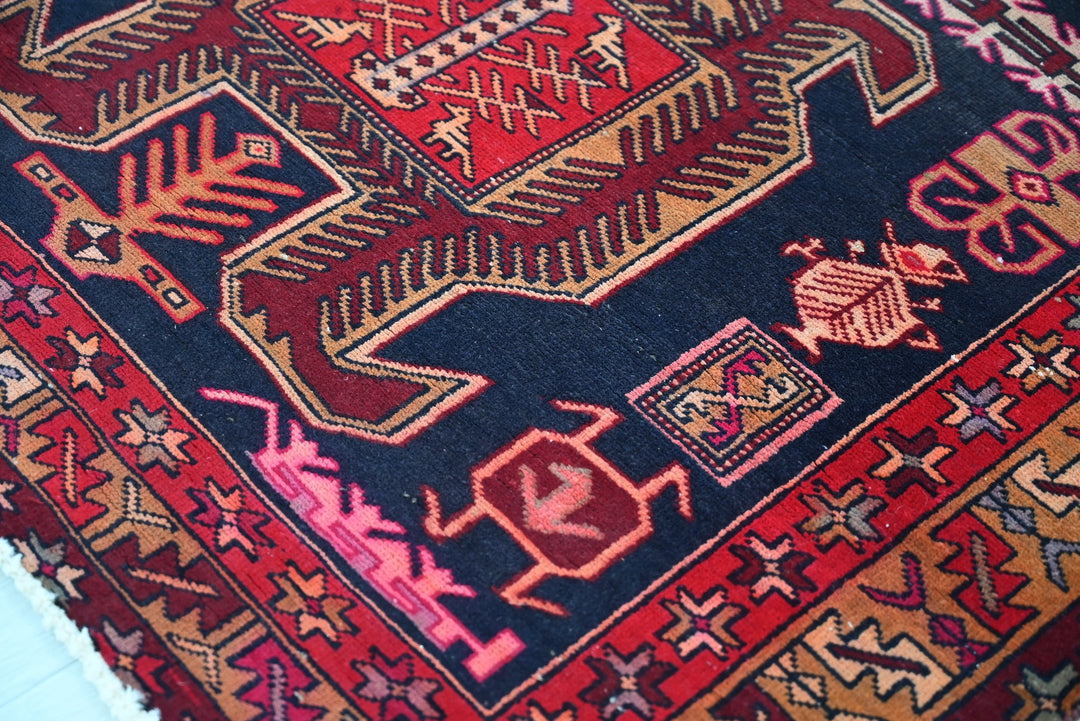 black Medium rug 3' 10" x 7' 10"