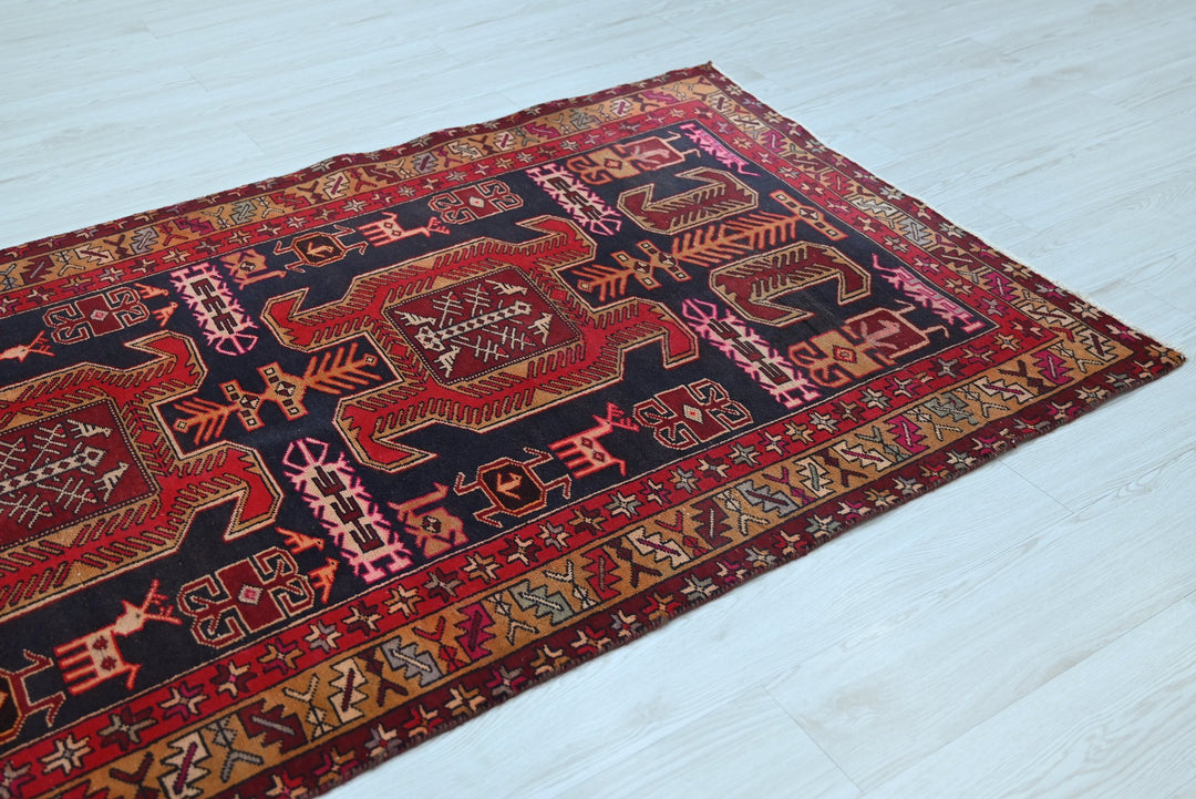 black Medium rug 3' 10" x 7' 10"