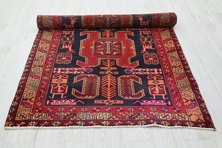 black Medium rug 3' 10" x 7' 10"
