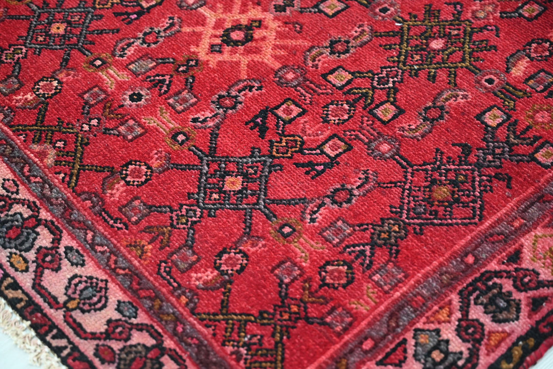 red Runner rug 3' 6" x 9' 5"