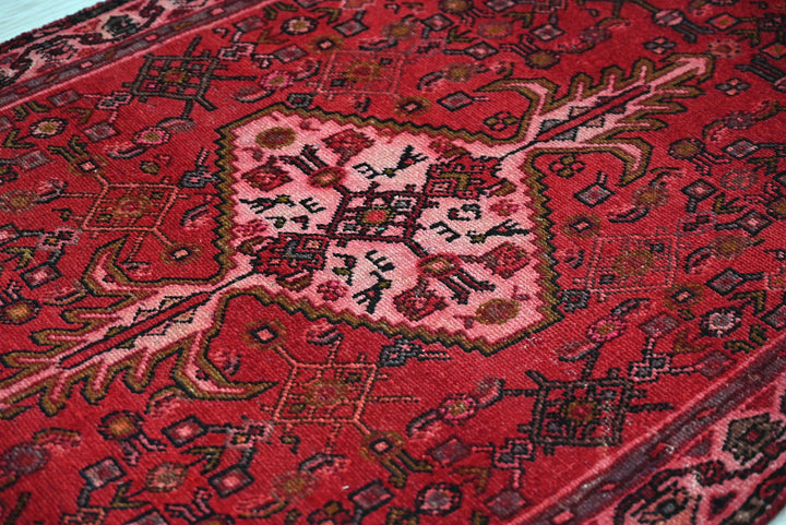 red Runner rug 3' 6" x 9' 5"