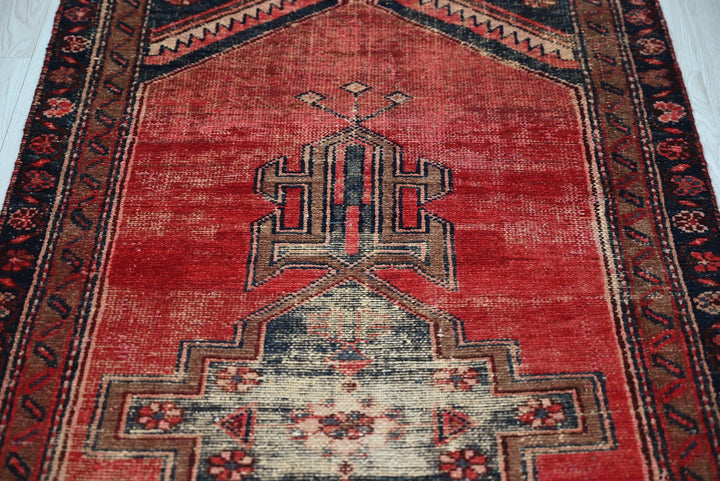 red Runner rug 2' 10" x 8' 10"