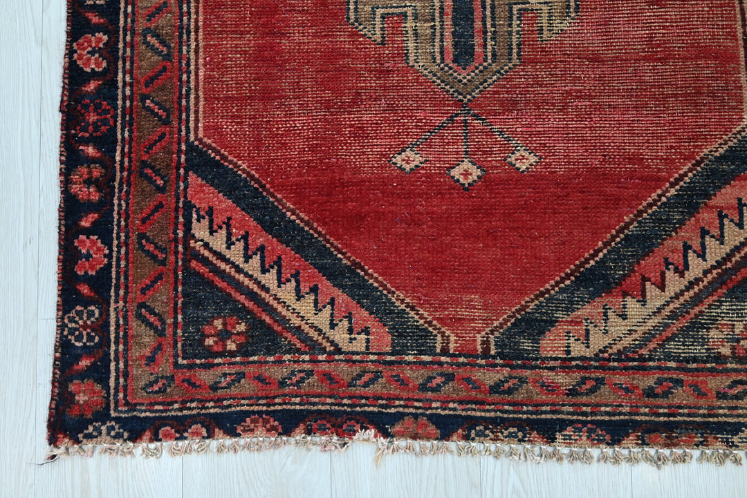 red Runner rug 2' 10" x 8' 10"