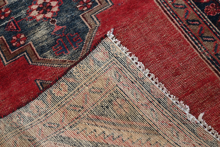 red Runner rug 2' 10" x 8' 10"