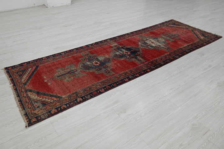 red Runner rug 2' 10" x 8' 10"