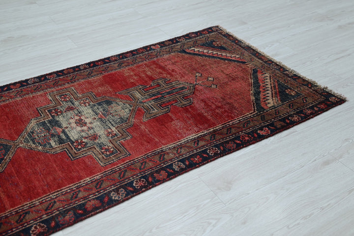 red Runner rug 2' 10" x 8' 10"