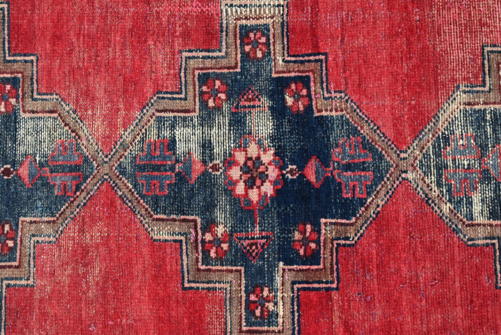 red Runner rug 2' 10" x 8' 10"