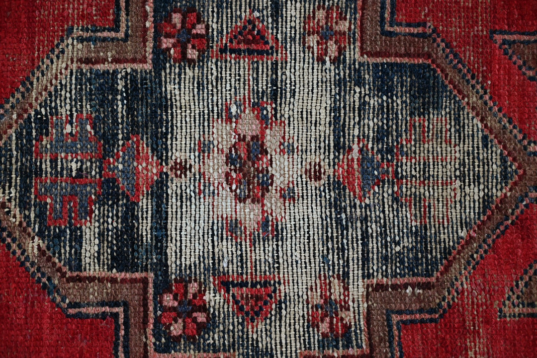 red Runner rug 2' 10" x 8' 10"
