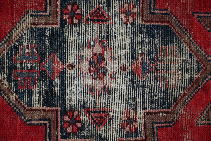 red Runner rug 2' 10" x 8' 10"