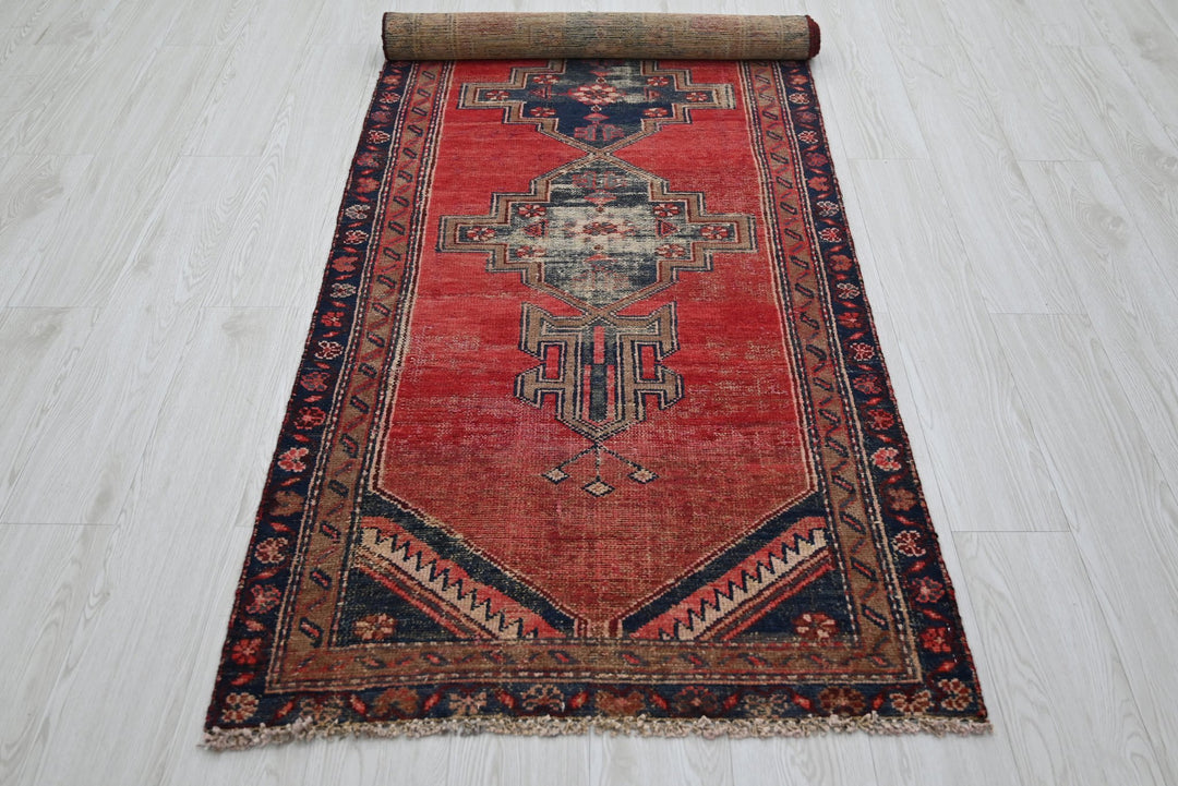 red Runner rug 2' 10" x 8' 10"